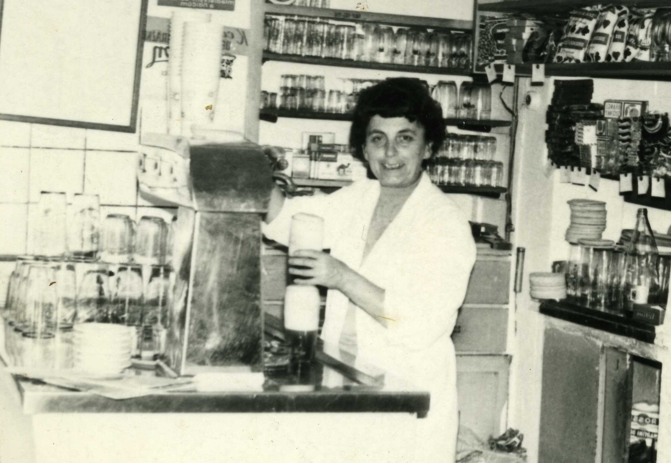 Vedoucí restaurace paní Věra Koželuhová za výčepem (1973)